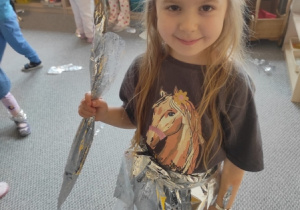 Dziewczynka prezentuje kostium kosmonauty.