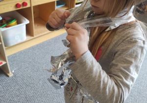 Dziewczynka podczas tworzenia: ,,kosmicznego przebrania".