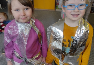 Dzieci prezentują kosmiczne przebranie.