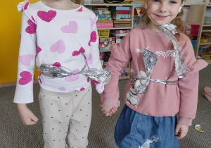 Dziewczynki prezentują stroje kosmonauty.