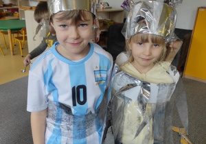 Dzieci prezentują kosmiczne stroje.