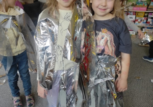 Dziewczynki prezentują kosmiczne stroje.