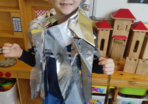 Chłopiec w kosmicznym stroju.