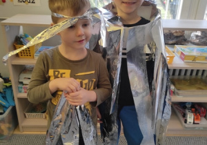 Chłopcy w kosmicznym przebraniu.