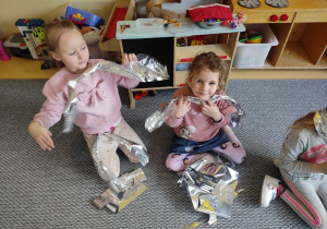 Dziewczynki zakładają kosmiczny strój.