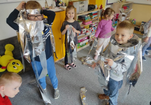 Dzieci przebierają się w kosmiczne stroje.