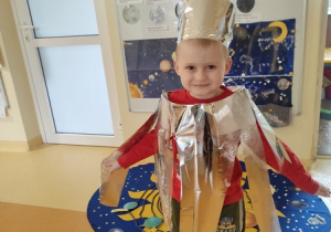 Chłopiec tańczy w kosmicznym stroju.