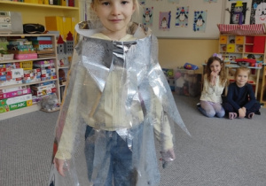 Dziewczynka prezentuje kosmiczny strój.