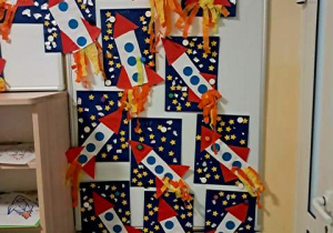 Zdjęcie przedstawia wystawę prac dzieci z grupy I zatytułowaną "Podróż w kosmos"