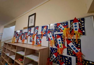 Zdjęcie przedstawia wystawę prac dzieci z grupy I zatytułowaną "Podróż w kosmos"