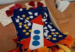 Praca plastyczna wykonana przez dzieci przedstawiająca rakietę kosmiczną