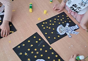 Zdjęcie przedstawia prace plastyczne pt. "Astronauta w galaktyce"