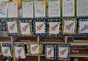 Wystawa prac dzieci z grupy I prezentująca działania podejmowanie podczas realizacji projektu "Moje miejsce w kosmosie"