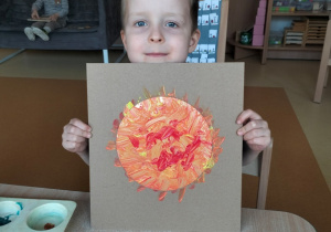 Marcel prezentuje swoją pracę plastyczną - Słońce