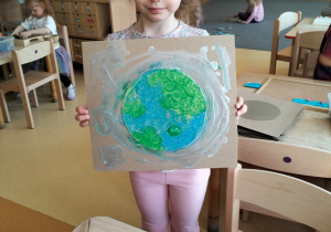 Maja prezentuje efekt swojej pracy - planetę Ziemia