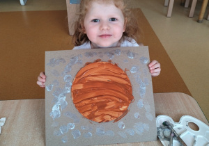 Jula prezentuje swoją pracę - planetę Jowisz