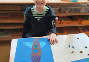 Wiktor maluje rakietę pastelami