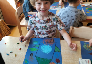 Franek maluje rakietę pastelami