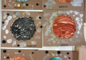 Wystawa prac dzieci z planetami