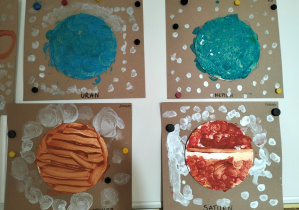 Wystawa prac dzieci z planetami