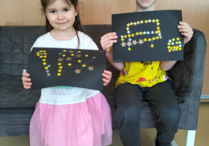 dzieci prezentują swoje gwiazdozbiory