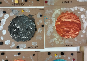 zdjęcie przedstawia planety - efekt pracy dzieci