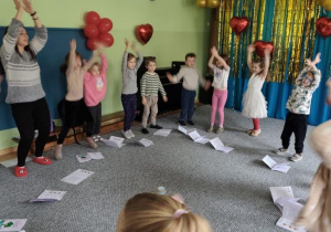 Dzieci podczas zabawy ruchowej