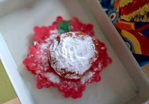 Zdjęcie prezentuje pączka zrobionego w czasie zabawy plastycznej przez dzieci