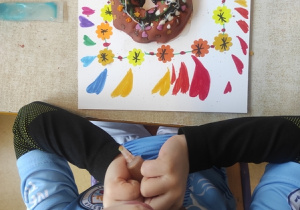 Chłopiec prezentuje swojego pączka.