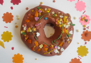 Praca plastyczno - techniczna przedstawiająca pączka.