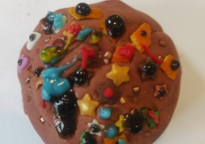 Prezentacja udekorowanego pączka z masy solnej.