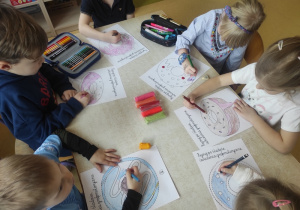 Ćwiczenia grafomotoryczne - dzieci rysują różne kształty pączków po śladzie.