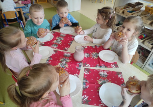 Wspólna degustacja słodkich pączków.