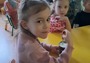 Dziewczynka miesza mleko kokosowe