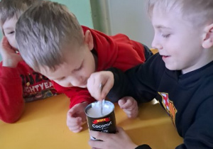 Chłopiec miesza mleko kokosowe