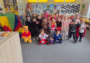 Dzieci z grupy III w karnawałowych strojach