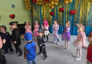 Dzieci tańczą na sali gimnastycznej