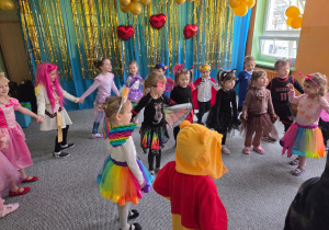 Dzieci prezentują swoje stroje