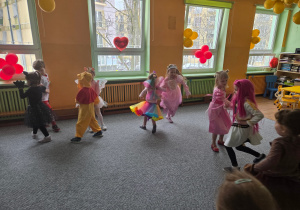 Dzieci tańczą w parach