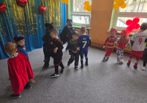 Dzieci tańczą w parach