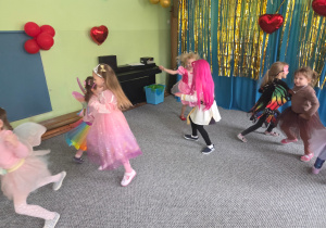 Dzieci tańczą w parach