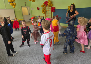 Dzieci podczas wspólnego tańca