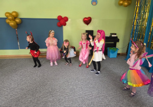 Dzieci podczas wspólnego tańca