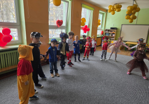 Dzieci podczas wspólnego tańca