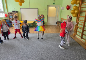 Dzieci tańczą podczas balu