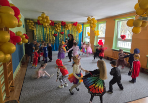 Dzieci tańczą podczas balu