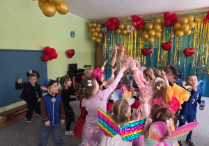 Dzieci puszczają i łapią bańki mydlane