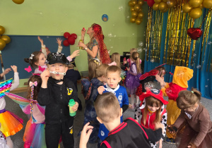 Dzieci puszczają i łapią bańki mydlane