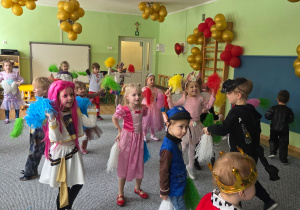 Dzieci tańczą z pomponami