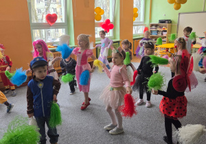 Dzieci tańczą z pomponami
